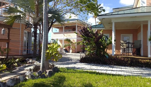 Tallis Palace. 1-bedroom apartment with WiFi, AC in sunny Freeport. Car offered.