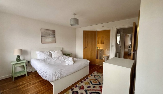Taplow Spacious Stylish Four Bedroom Townhouse