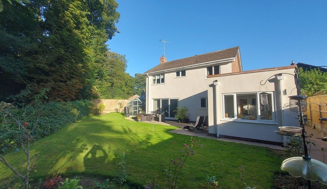 Tarporley home surrounded by the Cheshire Country side. Restaurants 5 mins walk.
