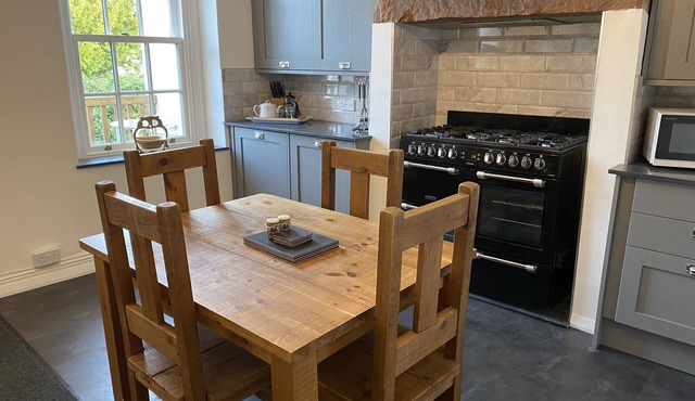 Tawny Cottage - a cottage that sleeps 4 guests in 2 bedrooms