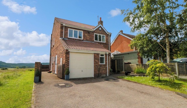 TEMPLE HILL VIEW, pet friendly, with a garden in Ampleforth