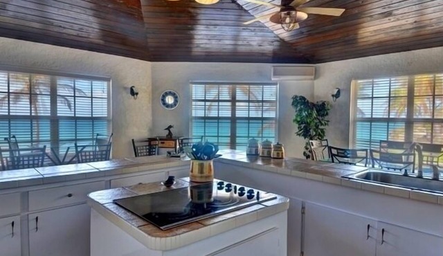 Tequila Sunset-Only Beach Front Home in Oleander Gardens
