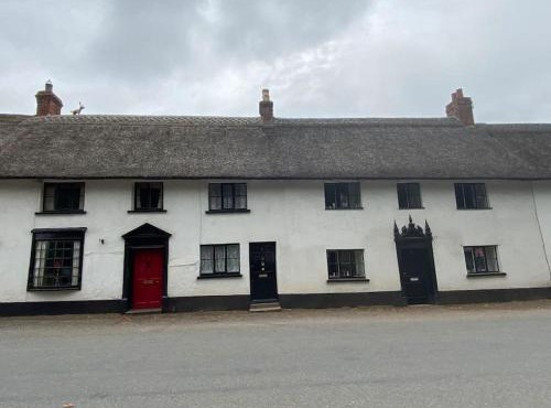 Thatched Cottage, beautiful village near the sea