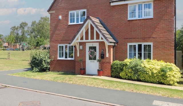 THE ACTIVE RECOVERY RETREAT, pet friendly, with a garden in Stone