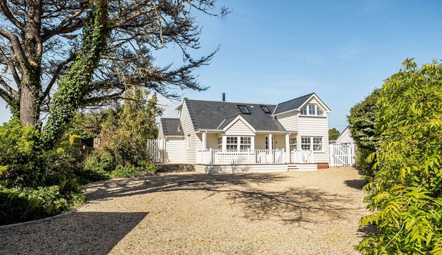 The Anchorage - In Burton Bradstock, sleeps 8 guests in 4 bedrooms