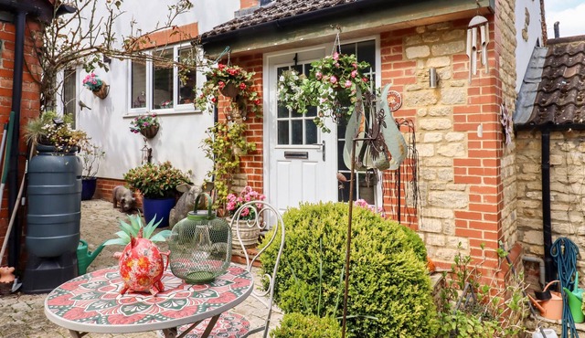 THE ASH, family friendly, character holiday cottage in Raunds