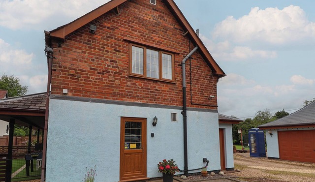 THE BARN @ THE ELMS, family friendly, with a garden in Admaston