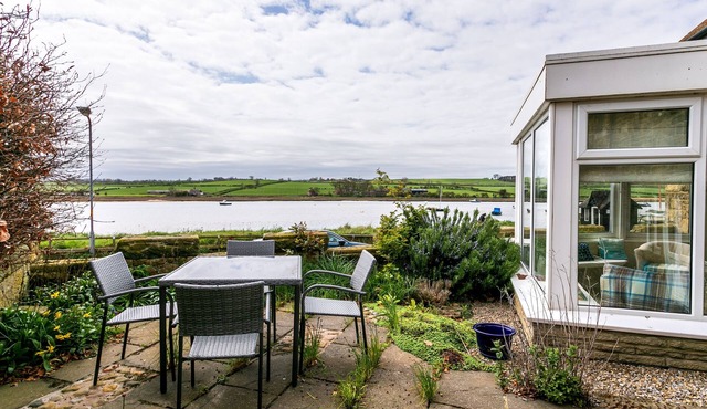 THE BEACH HOUSE, ALNMOUTH, pet friendly, with a garden in Alnmouth