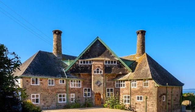 The Beach House-Devon- On the beach- sleeps 20