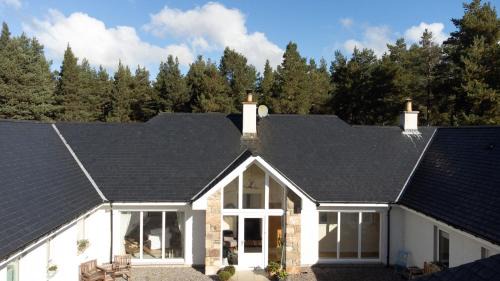 The Bellhouse - hot tub lodge in Tomatin
