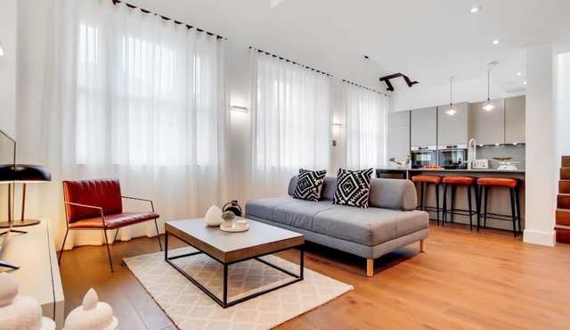 The Borough Collection near London Bridge and Borough Market - by Short Stories London
