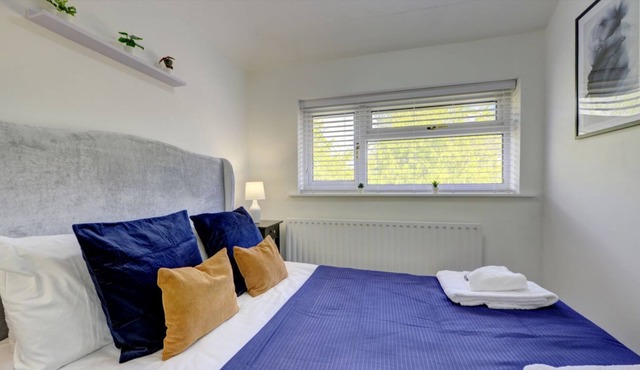 The Braybrooke House | A Calm & Executive 3BR House w/ Parking, Garden & Wifi | eco-Short Term Let by SILVA