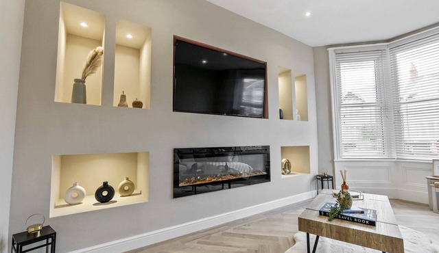 The Burlington Luxury Home (for up to 10 guests)