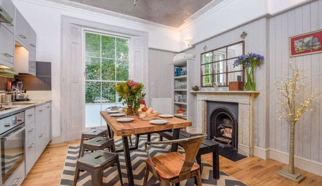 The Camden Chic Townhouse - accommodates 14 guests in vibrant Camden Town