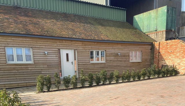 THE CART SHED, character holiday cottage in Marston Moretaine