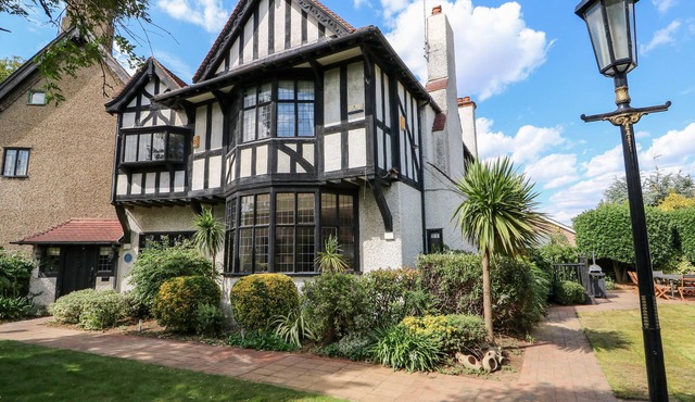 THE CHESTNUTS, pet friendly, luxury holiday cottage in Peterborough