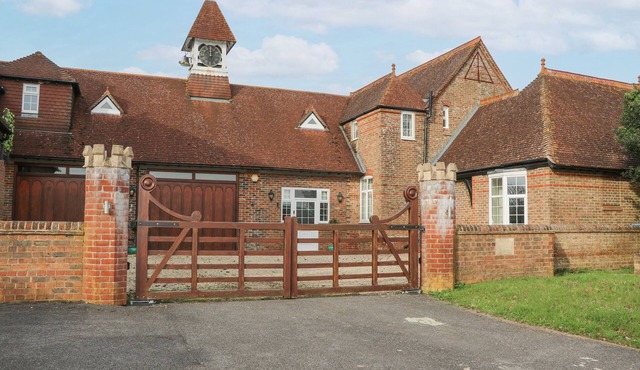 THE COACH HOUSE, pet friendly, character holiday cottage in Bolney