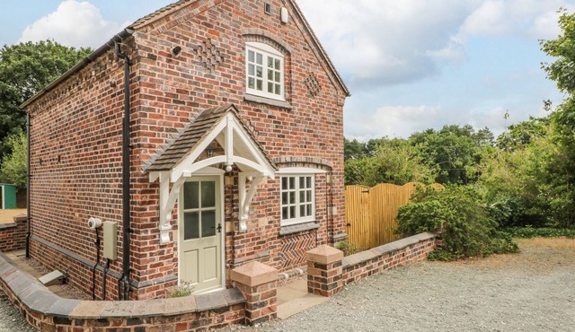 THE COACH HOUSE, pet friendly, character holiday cottage in Betley