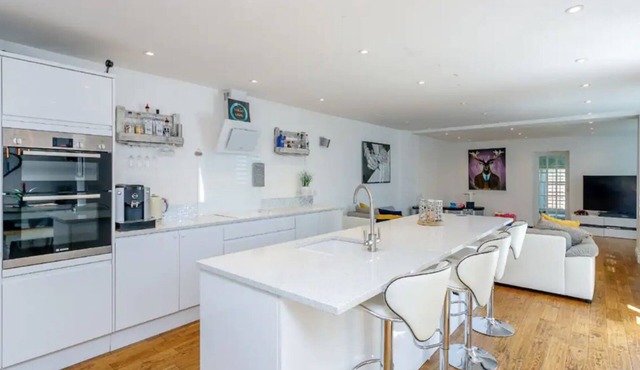 The Coach House - Stunning. Contemporary. Close to all wedding venues.