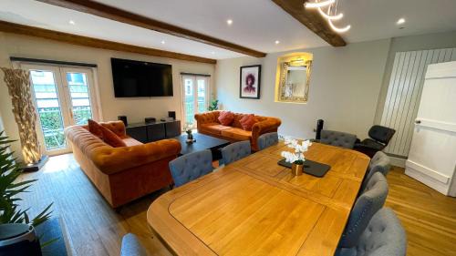 The Coach House - Traveller Award 2026 - A stunning three-storey property nestled in the heart of the lanes complete with secure private parking