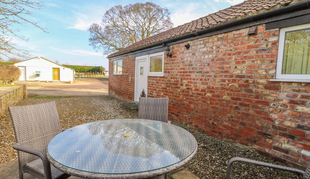 THE COTTAGE AT MANOR FARM, romantic, with a garden in York