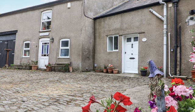 THE COTTAGE, pet friendly, character holiday cottage in Clevedon