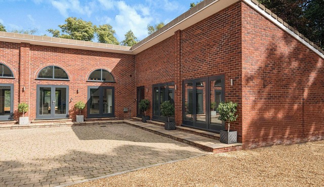 THE COTTAGE, pet friendly, with a garden in Wimborne Minster