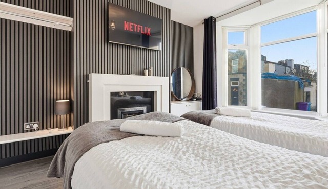 The Crews Quarters Anfield - Sleeps 10 - Modern