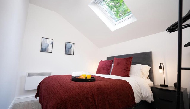 The Den - KING BED, 5 min walk to City Centre