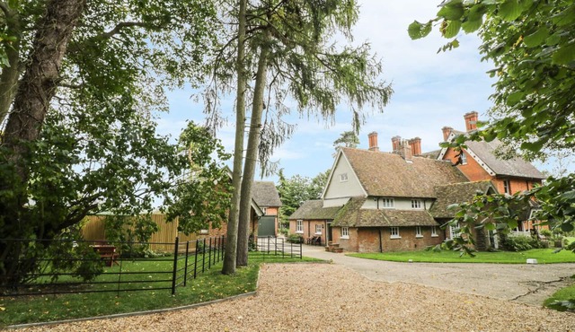 THE DOWER HOUSE, family friendly, with open fire in Sharnbrook