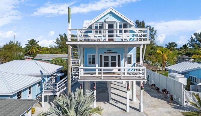 The Frigate: 2-bedroom beachfront house-sleeps 6-in Casuarina Point with a pool.