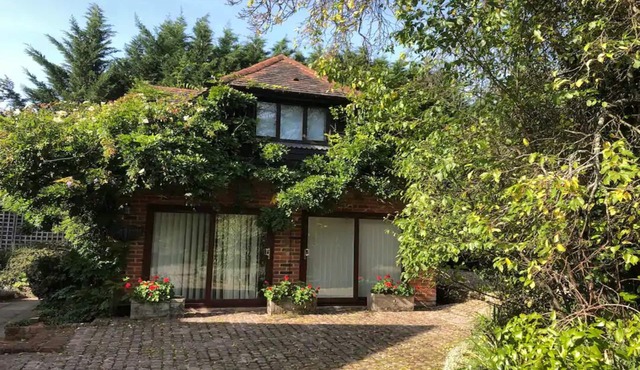 The Game Keepers Lodge rural & good for isolation