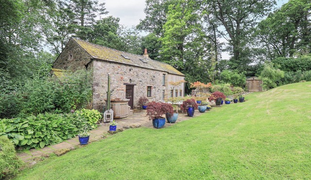 THE GARDENER'S BOTHY, pet friendly, with hot tub in Pooley Bridge