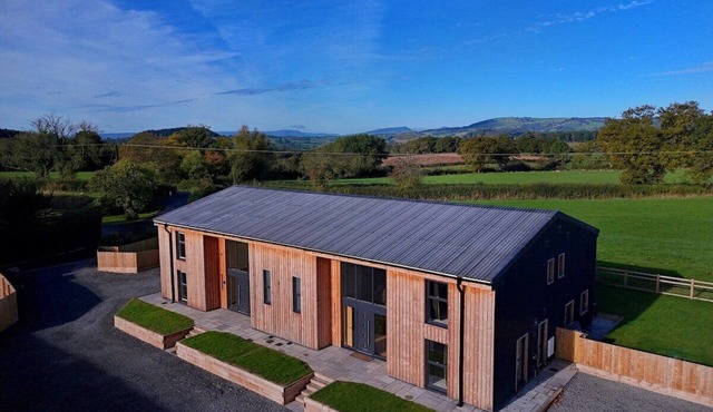The Gathering Barn | Hot Tub | Sleeps 12 | Luxury Countryside Views |