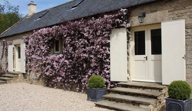 THE GRANARY, pet friendly, with open fire in Bourton-On-The-Water