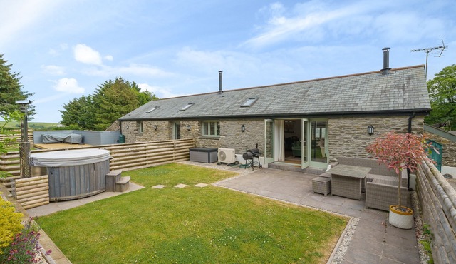 THE GRANARY, pet friendly, luxury holiday cottage in Camelford