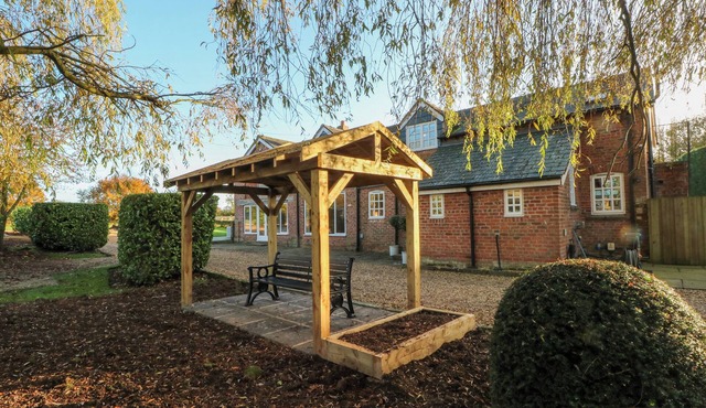 THE GRANARY, pet friendly, character holiday cottage in Knutsford