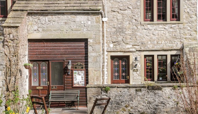 THE HAYLOFT AT TENNANT BARN, character holiday cottage in Malham