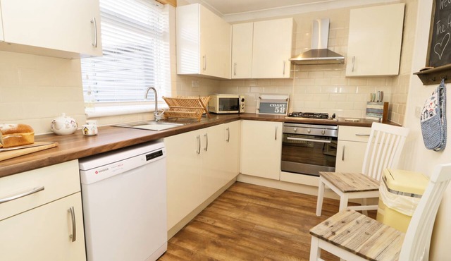 THE HIDE AWAY, pet friendly, with a garden in Marske-By-The-Sea