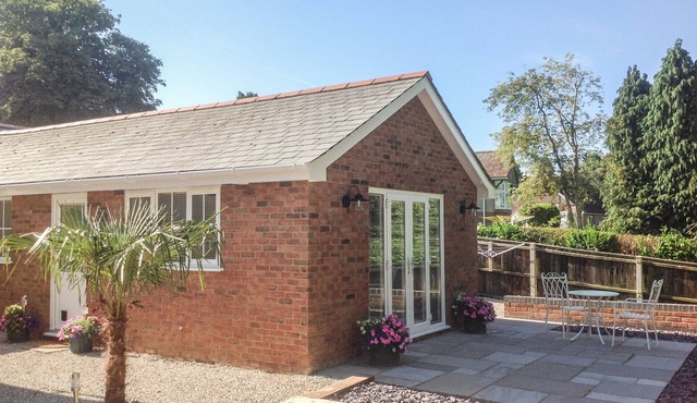 THE HIDEAWAY, romantic, with a garden in Verwood