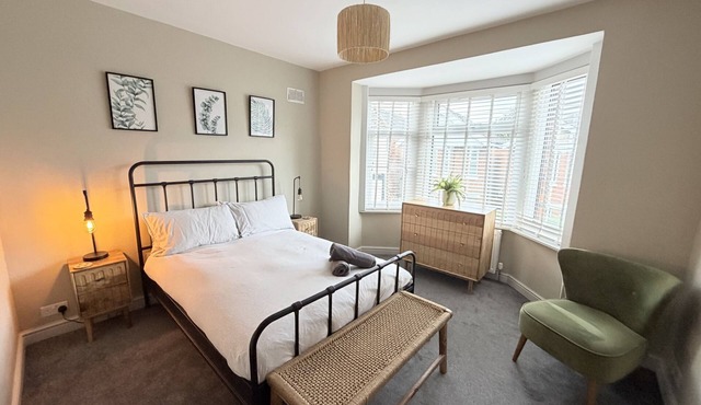 The Highfield- Gorgeous two bed with free parking
