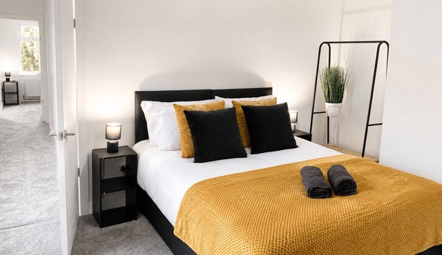 The Hughenden Townhouse | Free Parking | WiFi