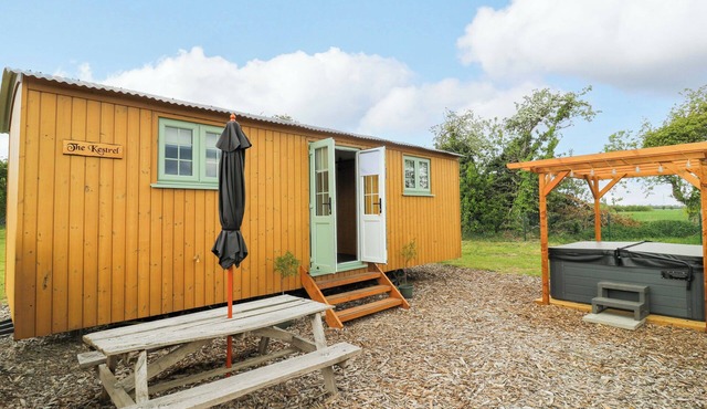 THE KESTREL, pet friendly, with hot tub in Bottisham
