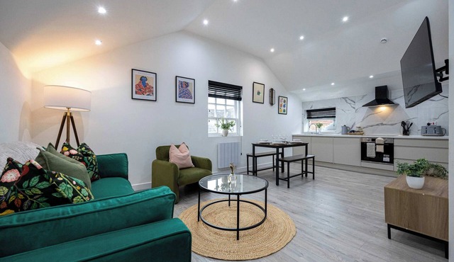 The Knutsford Loft | Central & Stylish Stay