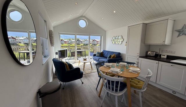 The Lake House - a meadow lodge that sleeps 4 guests in 2 bedrooms