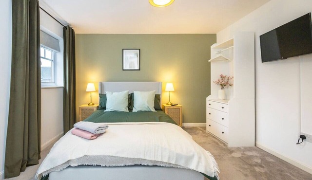 The Lake Hub: Comfortable 2-Bedroom Apartment with Private Garden
