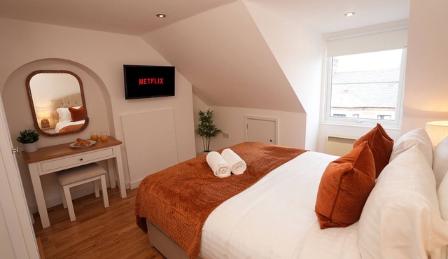 The Loft King Bed Central Cambridge Apartment