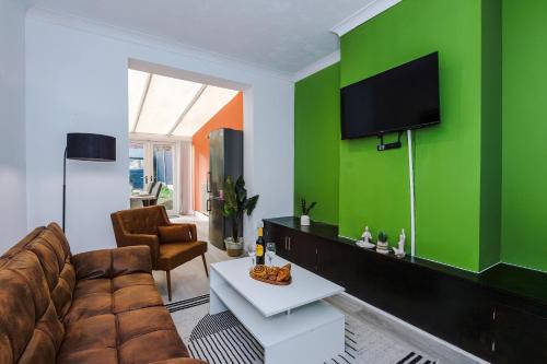 The Lyme Lounge - Contemporary & Beautiful 3BR Home - Sleeps 7 with Parking & WiFi in New Castle - Ideal for Business & Leisure Stays by Parydise Properties