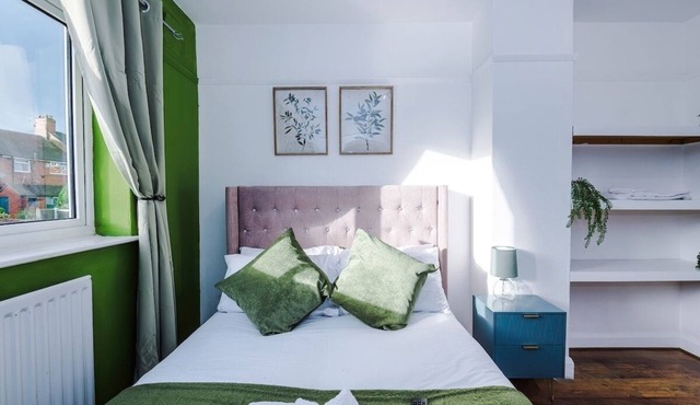 The Lyme Lounge- Stylish 3BR Retreat w/Parking