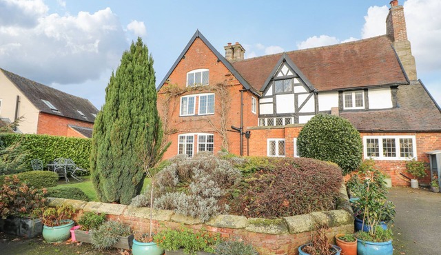 THE MANOR HOUSE, pet friendly, character holiday cottage in Rocester